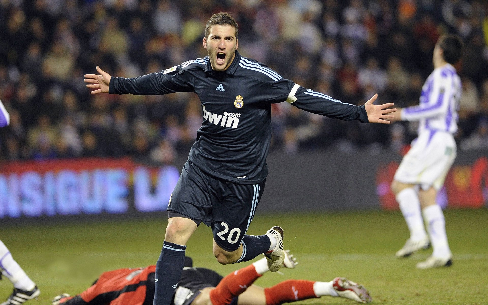 卡特的精准罚球成为全黑队拿下关键比赛的利器，卡特进攻集锦